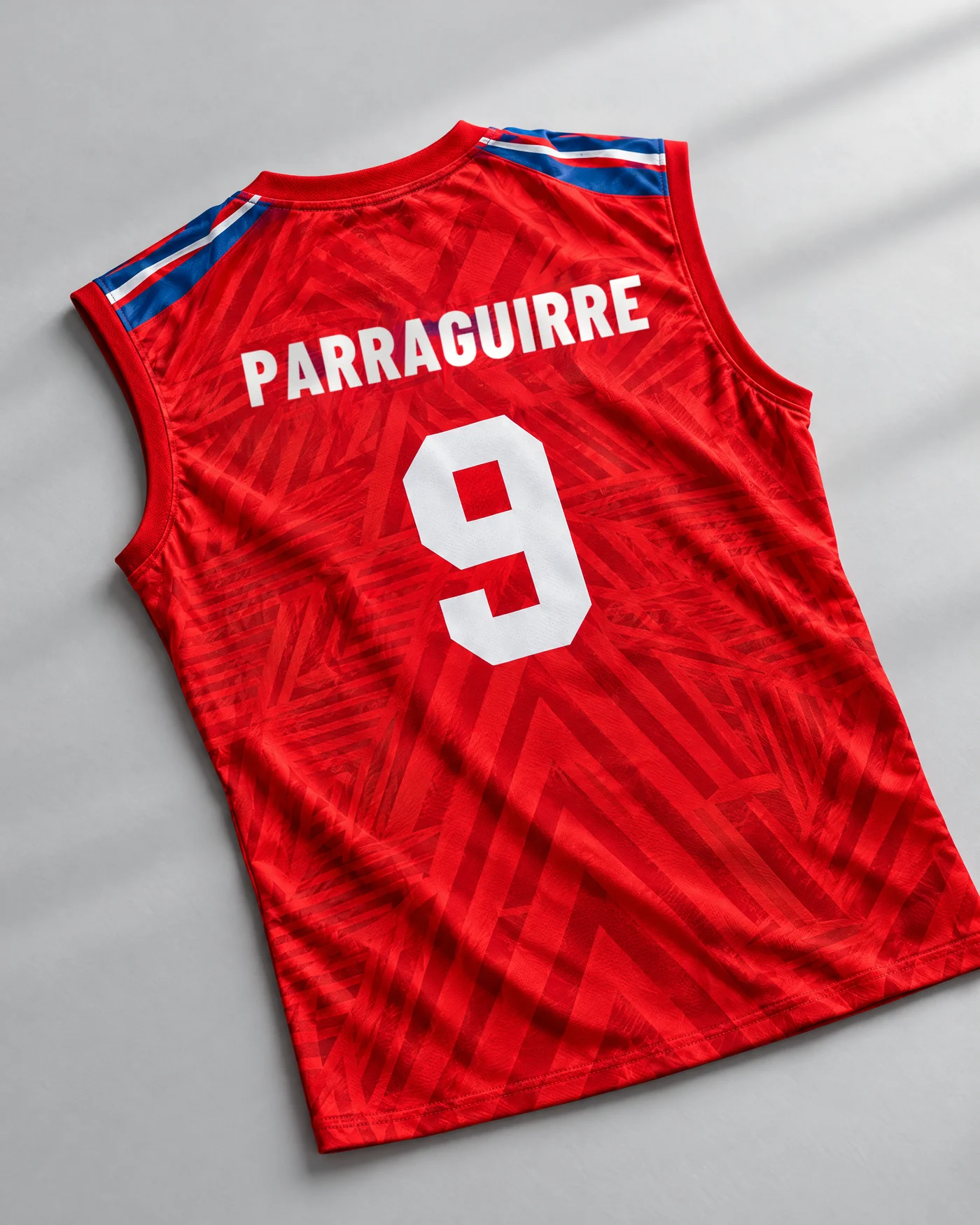 Espalda de camiseta roja de vóleibol personalizada con el apellido PARRAGUIRRE y el número 9